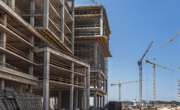 אתר בנייה בהרצליה (צילום: shutterstock)