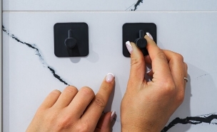 מדף אמבטיה עם מתלי ואקום (צילום: shutterstock_Dmitri_T)