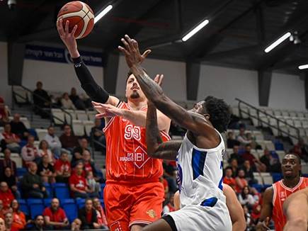 האדומים ברחו במחצית השנייה (ברני ארדוב)