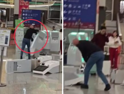 תיעוד: תייר בריטי מנפץ עמדות צ'ק-אין בנמל התעופה של הונג קונג – צפוי לקבל עונש כבד