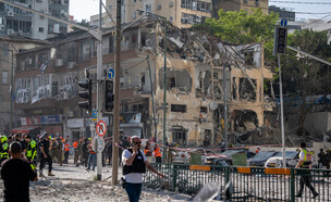 מבנה שנפגע מטיל אירני ברמת גן במבצע "עם כלביא" (צילום: חיים גולדברג, פלאש 90)