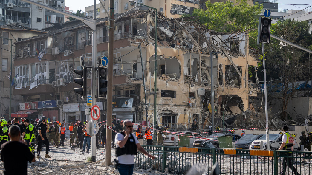 מבנה שנפגע מטיל אירני ברמת גן במבצע "עם כלביא"