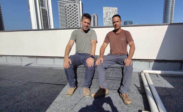 רם שפע (מימין) ואיל מירלמן על יריעות הגג הכחול רם שפע (מימין) ואיל מירלמן על יריעות הגג הכחול