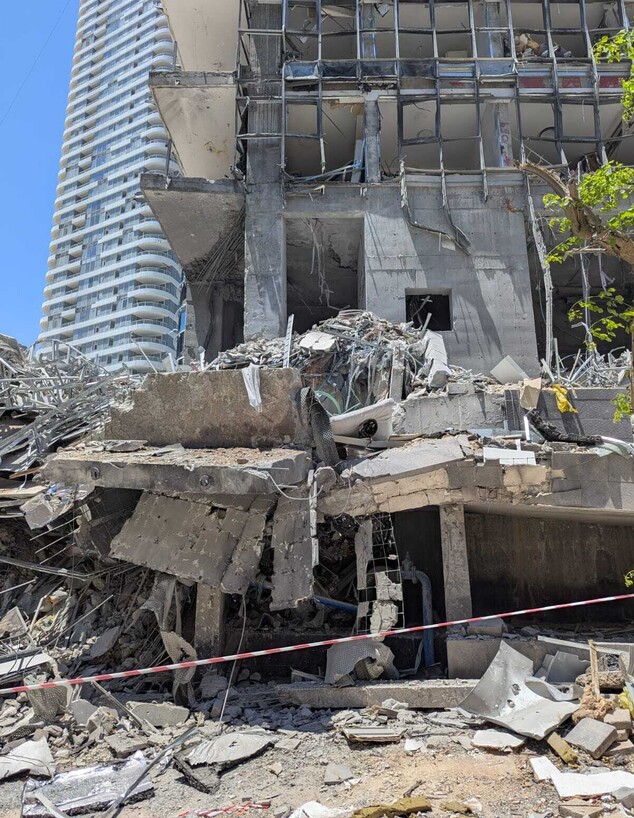 מבנה שנפגע מטיל אירני ברמת גן במבצע "עם כלביא"