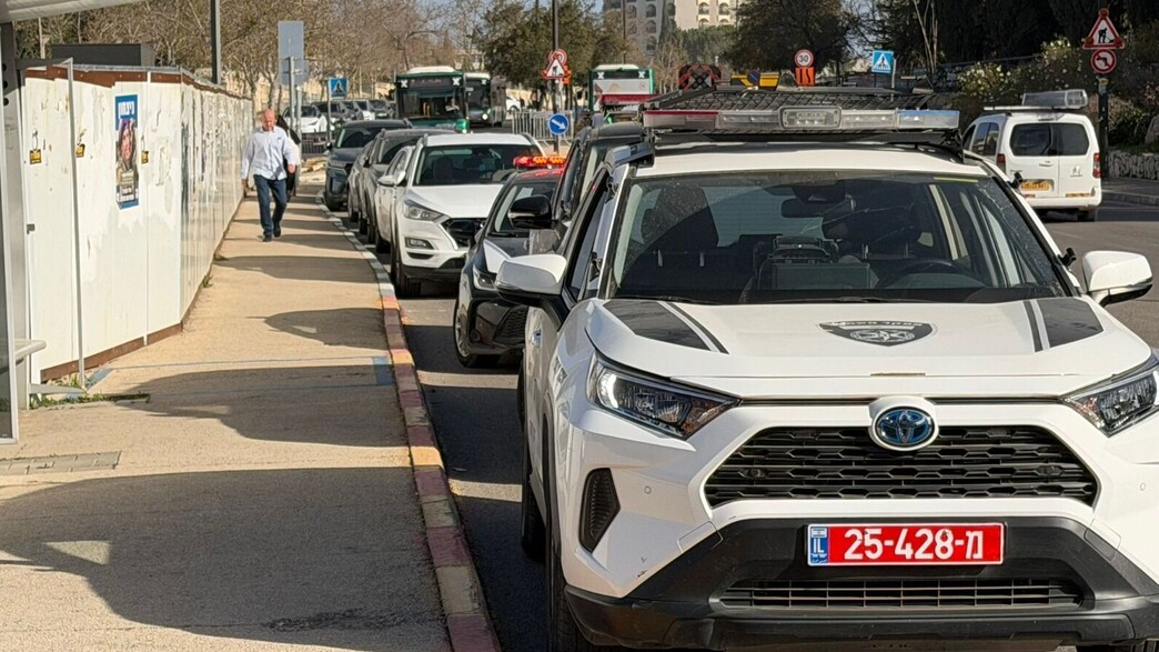 ניידות משטרה מחוץ למשרדו של נתניהו