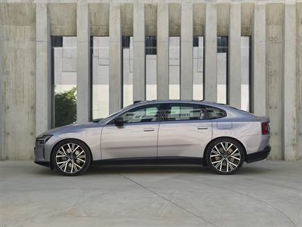 לעומת ה-S90 המחודשת. ה-ES90 קצרה יותר, אבל רחבה, גבוהה ועם בסיס גל (צילום: ספורט 5)