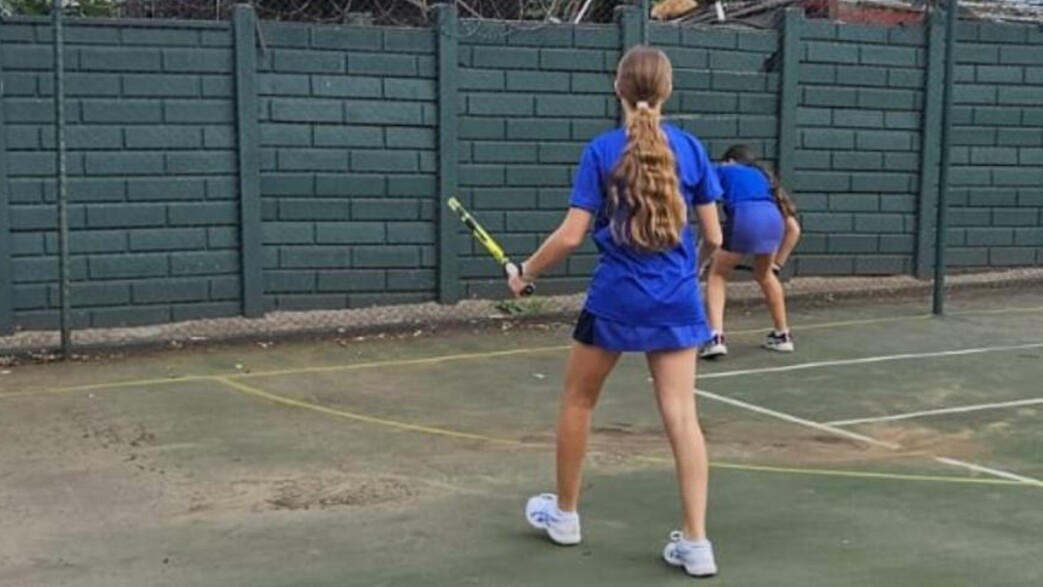 קבוצת הטניס של הבנות מבית הספר היהודי