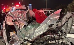 מכונית מרוסקת בתאונת דרכים קטלנית סמוך לנתיבות (צילום: תיעוד מבצעי מד"א)