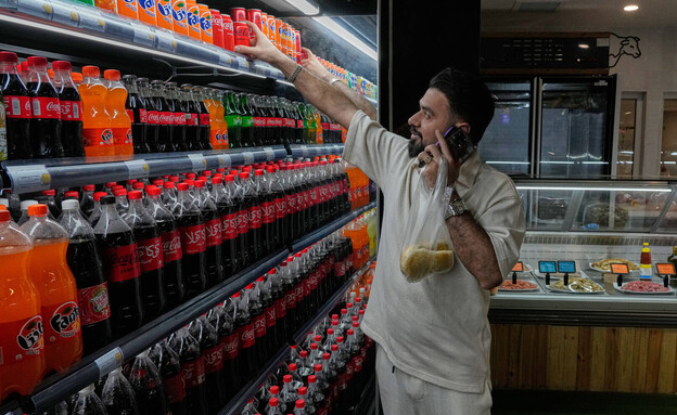 לקוח בסופרמרקט בטהרן, ספטמבר 2025