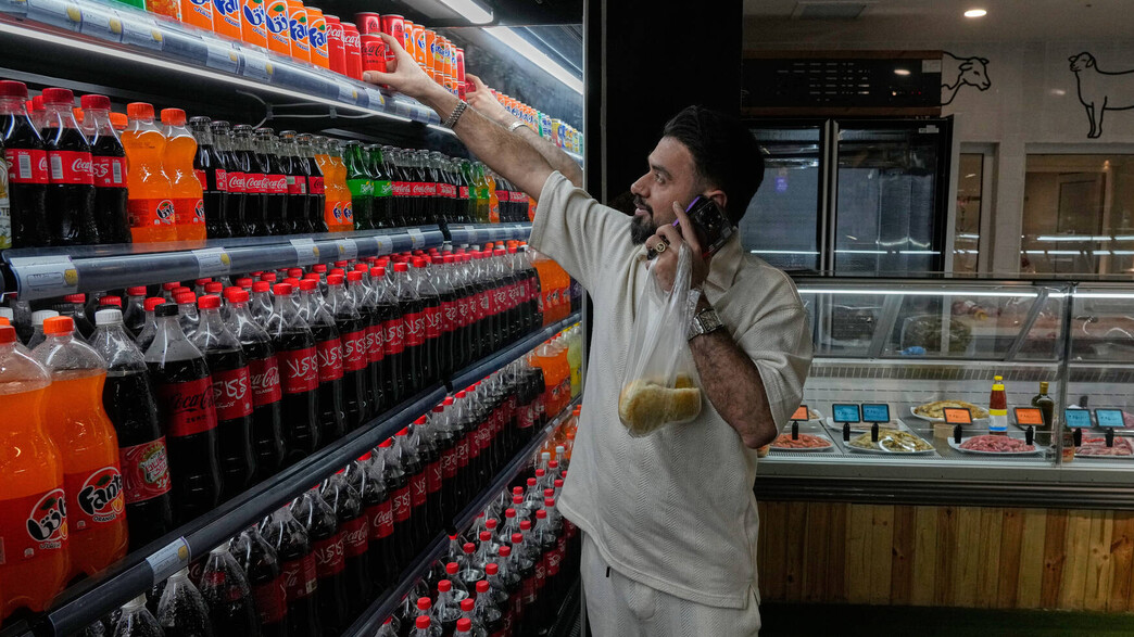 לקוח בסופרמרקט בטהרן, ספטמבר 2025