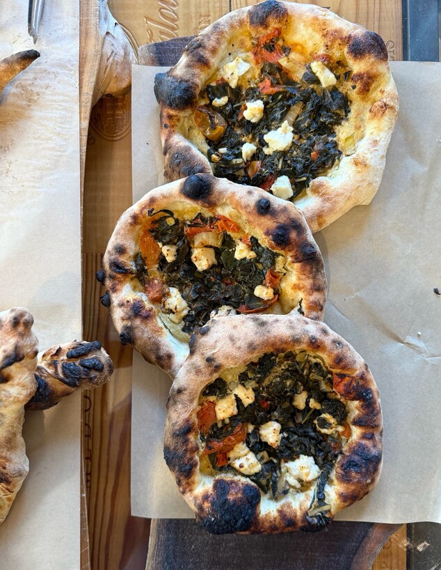 מאפים של עדי במעדניה של יקב אסף