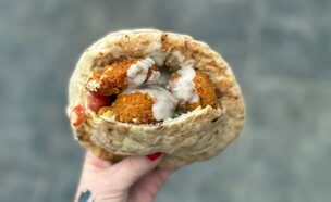 פלאפל ב-6 שקלים בבני ברק (צילום: לין לוי, mako אוכל)