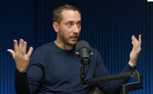 קרלס ריינה, סגן נשיא למכירות ElevenLabs  (צילום: יוטיוב 20VC with Harry Stebbings)