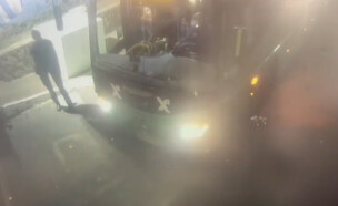 נהג האוטובוס מגיע לתחנת המשטרה