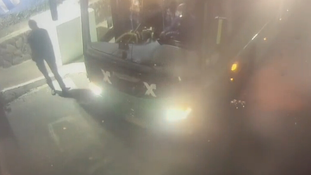 נהג האוטובוס מגיע לתחנת המשטרה