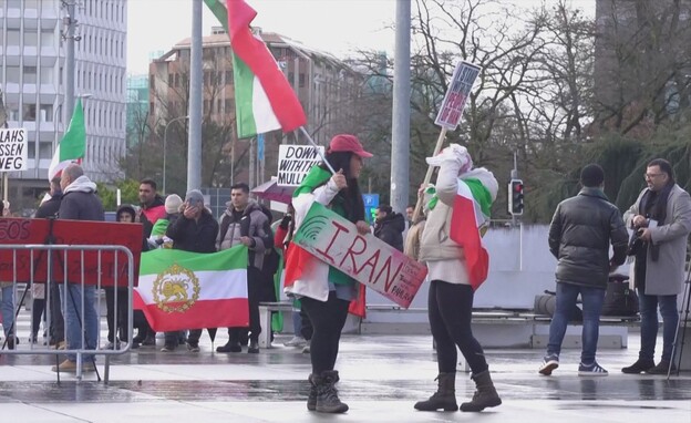  אלעד שמחיוף עם הגולים האיראנים שהפגינו מחוץ למו"מ