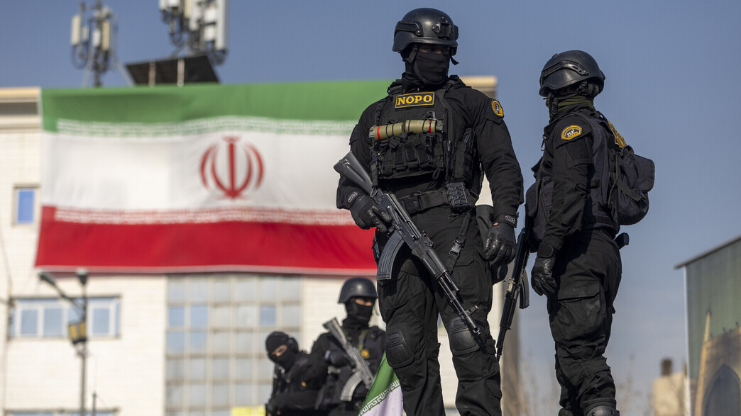 כוחות ביטחון הפנים האיראניים במהלך הפגנה בעד המשטר