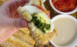 זיווה. מילוי מבעבע של גבינות (צילום: יעל קצב, mako אוכל)