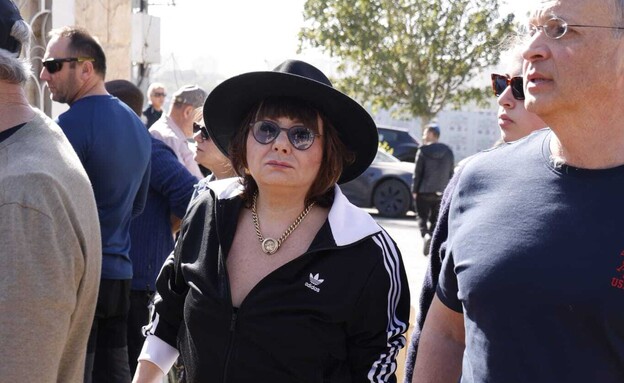 חנה לסלאו בהלווייתה של דנה עדן