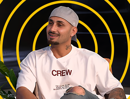 ארז איסקוב, "עובר מסך" (צילום: ערוץ 24; עיצוב: סטודיו Keshet Digital) ארז איסקוב, "עובר מסך" (צילום: ערוץ 24; עיצוב: סטודיו Keshet Digital)