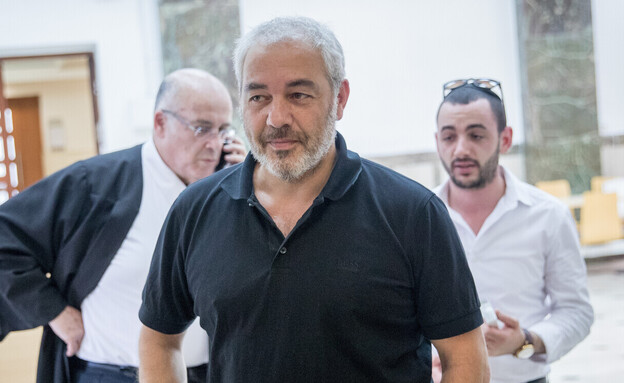 רונאל פישר ועורך דינו אלי פרי