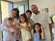 סהר דמארי ומשפחתה עם אמילי דמארי  (צילום: באדיבות המצולמת)