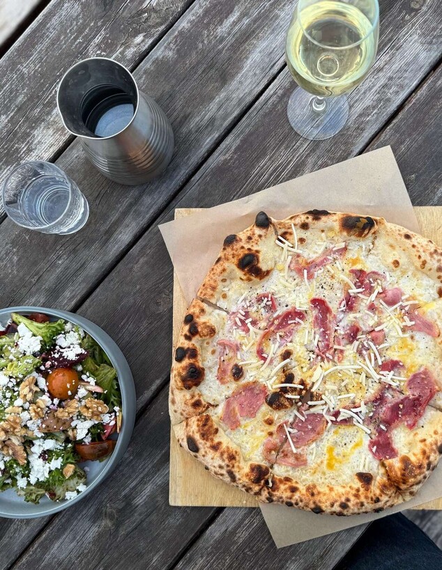 פיצה טלה ופרובולונה. לה לונה פיצה טלה ופרובולונה. לה לונה