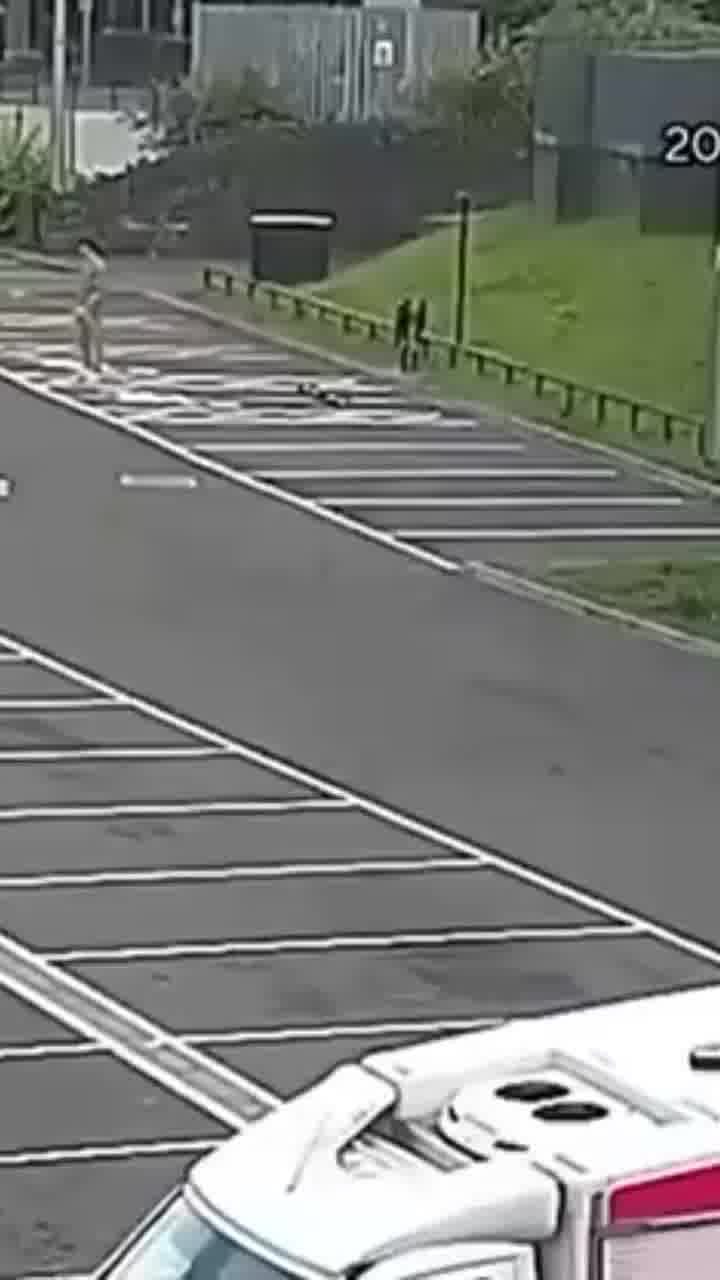 מצד אחד הנהגת לא בסדר. מצד שני, להולך רגל היה מספיק זמן לברוח בתכלס