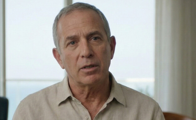 גבר יושב בסלון ביתו (AI: mako)