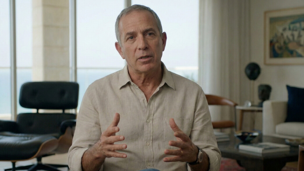 גבר יושב בסלון ביתו