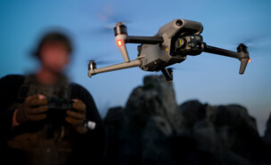 חייל צה"ל מפעיל רחפן  (צילום: מיכאל גלעדי, פלאש 90)