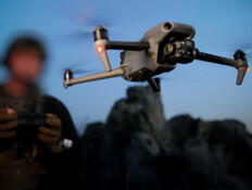 חייל צה"ל מפעיל רחפן  (צילום: מיכאל גלעדי, פלאש 90)