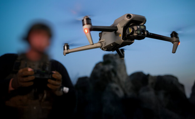 חייל צה"ל מפעיל רחפן 