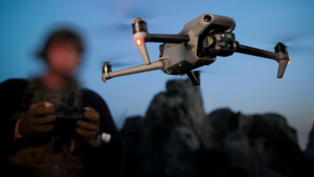 חייל צה"ל מפעיל רחפן 