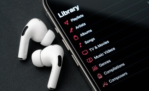 איירפודס ואייפון (צילום: Stas Malyarevsky, shutterstock)