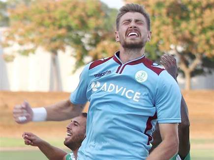 מההרכב לספסל (אלן שיבר) (צילום: ספורט 5)