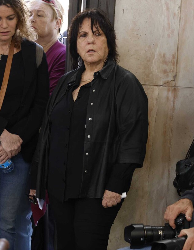 המפיקה שולה שפיגל, שותפתה של עדן, בהלוויה