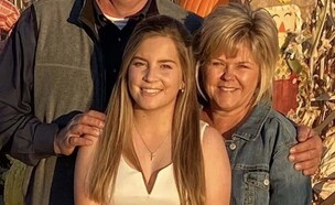 אנאלי סקוט והוריה (צילום: facebook)