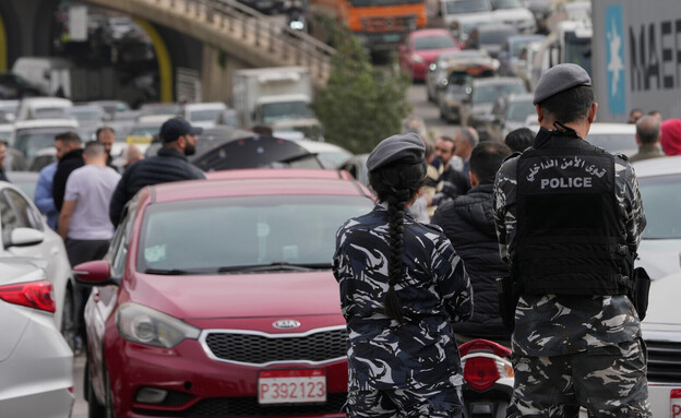 נהג מונית חוסם כביש בביירות במחאה על העלאת מסים (צילום: ap)