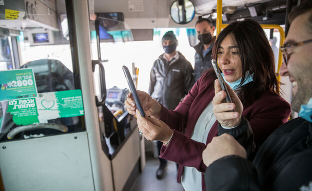 מירי רגב בוחנת תשלום בסלולר באוטובוס, 2020 מירי רגב בוחנת תשלום בסלולר באוטובוס, 2020