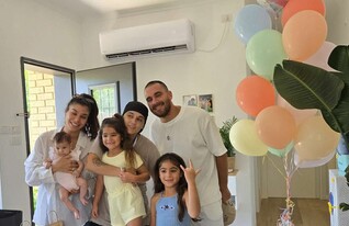 סהר דמארי ומשפחתה עם אמילי דמארי  (צילום: באדיבות המצולמת)