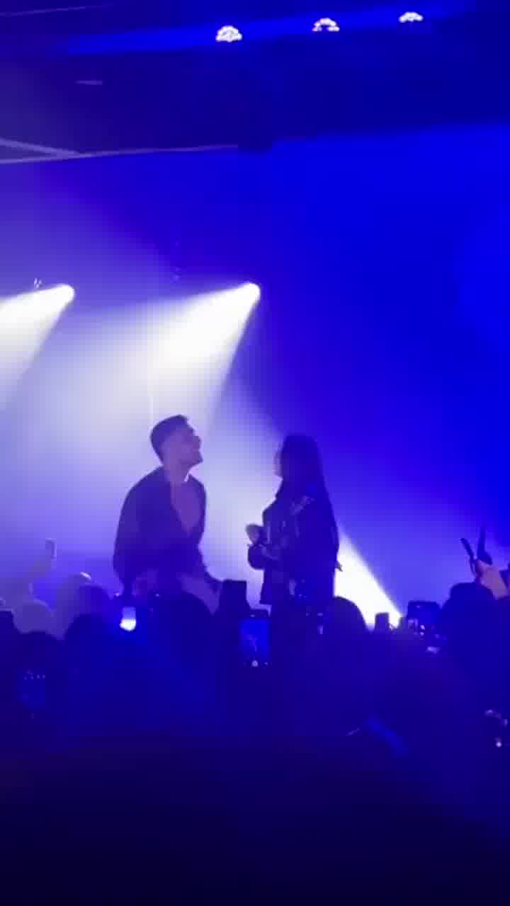 עידו מלכה הופיע הערב בפעם הראשונה בהאנגר 11 שם אירח בין היתר את בת הזוג, יובל רפאל