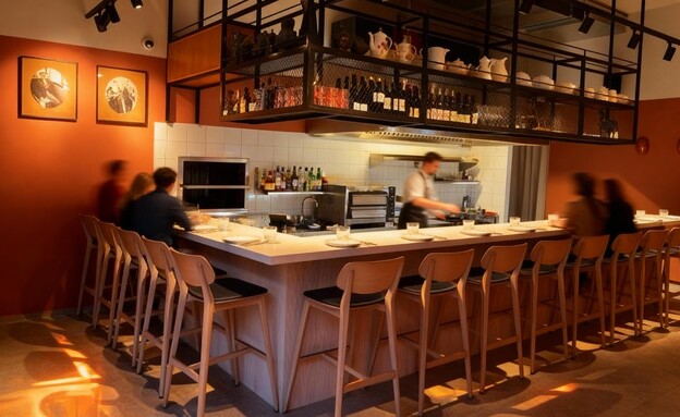 מסעדת סניור. יש בה משהו מעורר תמיהה