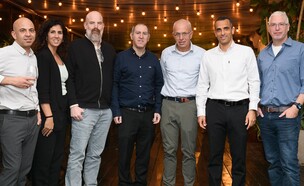 חתימת ההסכם (צילום: מושיק ברין)