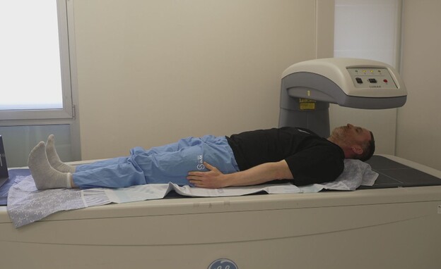 איתי סגל בבדיקות (צילום: חדשות 12)