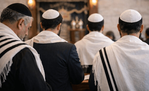 גברים מתפללים בבית הכנסת (הדמיה: mako)