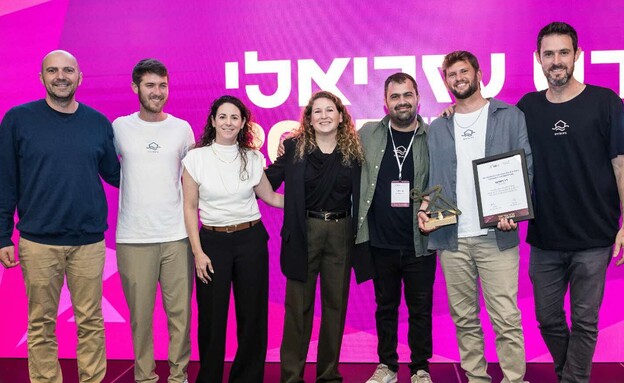 רז זיסרמן מקבל את פרס המאמן המצטיין של קרן עזריאלי