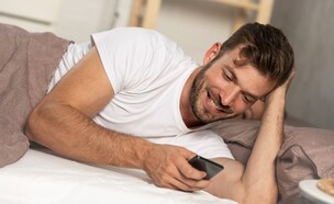 גבר בוגד בטלפון (צילום: Cherries, shutterstock)