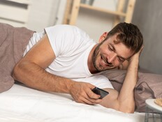 גבר בוגד בטלפון