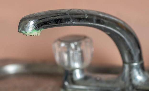 ברז עם סימני קורוזיה